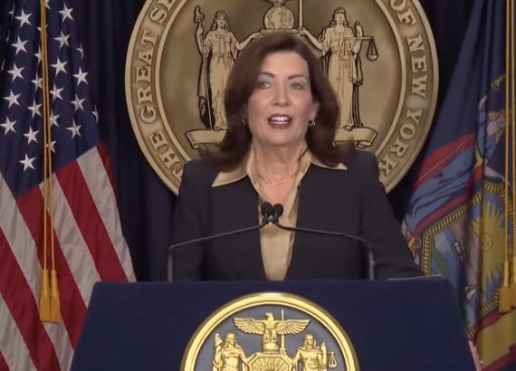 मेयर एडम्सको अधिकार नियन्त्रणको लागि निगरानी संयन्त्र निर्माण गरिने गभर्नरको घोषणा